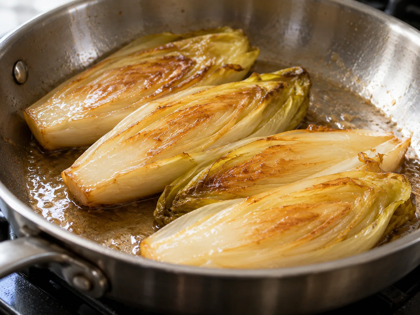 Demi-endives fondantes et dorées nappées d’un glaçage léger au miel