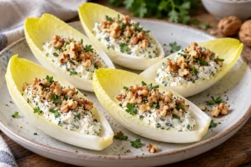 Feuilles dâ€™endive garnies de fromage frais aux herbes et noix
