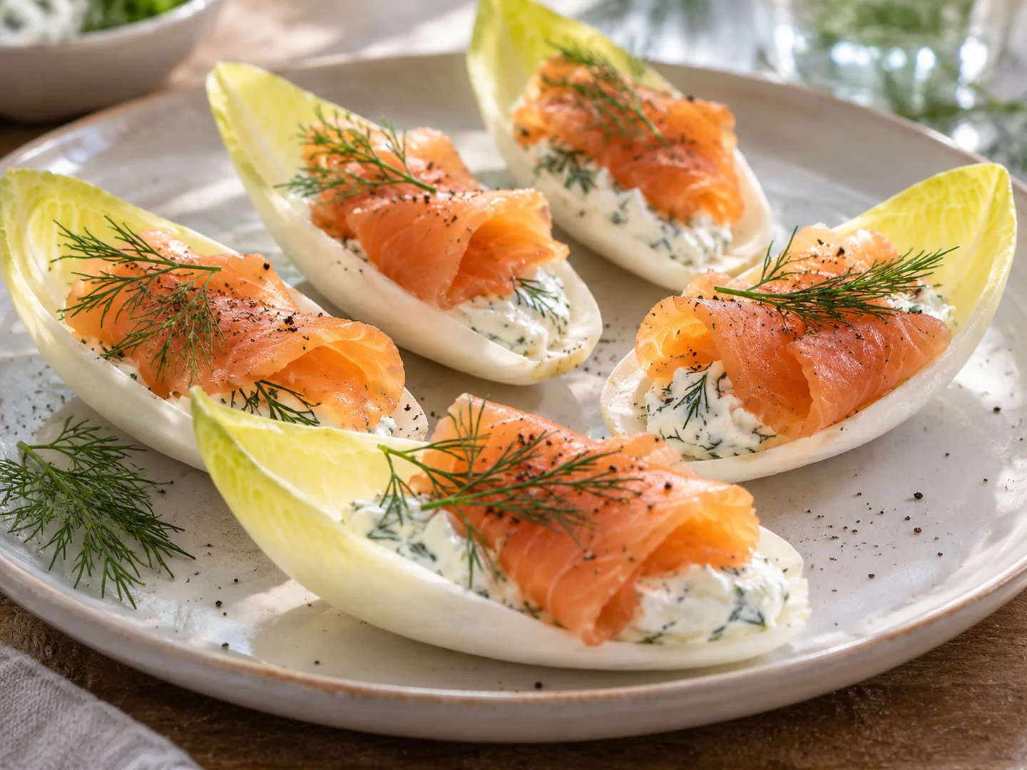 Barquettes dâ€™endive garnies de saumon fumÃ© et crÃ¨me Ã  lâ€™aneth