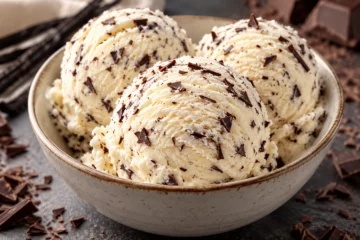 Boules de glace stracciatella avec fins Ã©clats de chocolat