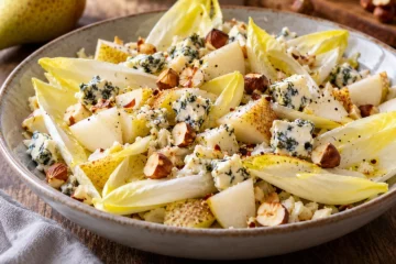 Salade dâ€™endives avec poire, roquefort et noisettes