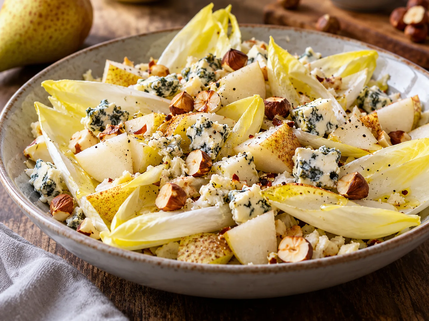 Salade dâ€™endives avec poire, roquefort et noisettes