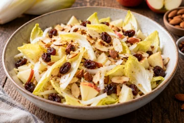 Salade dâ€™endives avec raisins secs, pomme et amandes