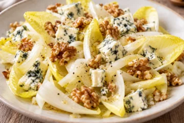 Salade dâ€™endives, roquefort, poire et noix