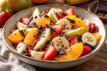 Salade de fruits frais avec Ã©clats de chocolat noir