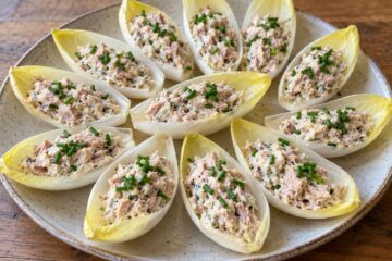 Feuilles d’endives garnies de thon au yaourt avec ciboulette