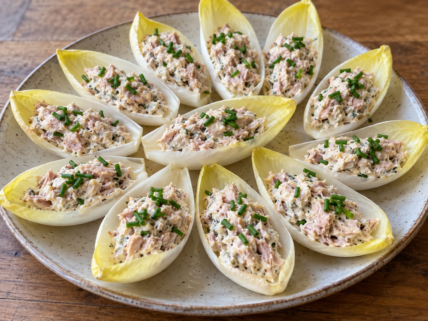 Feuilles d’endives garnies de thon au yaourt avec ciboulette