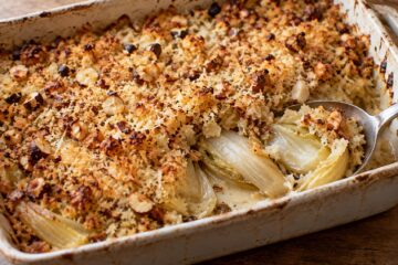 Crumble salé doré aux noisettes et au parmesan sur une garniture d’endives cuites