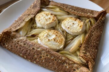 Galette de sarrasin pliée autour d’endives cuites et de rondelles de chèvre