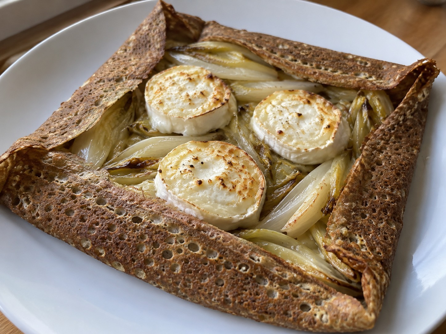 Galette de sarrasin pliée autour d’endives cuites et de rondelles de chèvre