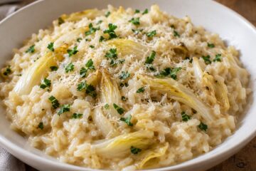 Risotto crémeux garni de lamelles d’endives cuites, de parmesan et de persil