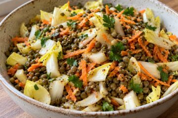 Salade de lentilles vertes avec morceaux d’endives crues, carotte râpée et persil