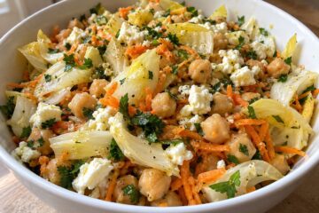 Salade d’endives crues, pois chiches, feta émiettée, carotte et persil